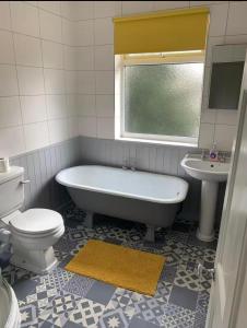 Koupelna v ubytování The Tudors Modern 3-Bed Home with Fast WiFi, Private Drive & Near Town Center