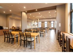 a restaurant with tables and chairs in a cafeteria at Second Inn Hana Hotel Hanazono Inter - Vacation STAY 40299v in Fukaya