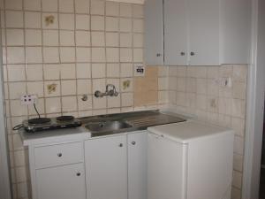 eine kleine Küche mit Spüle und Arbeitsfläche in der Unterkunft Simos Magic Hotel Apts in Ayia Napa + 96 Fotos