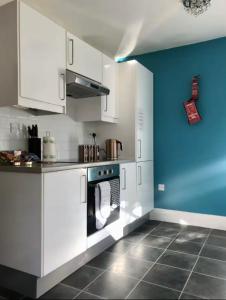 Kuchyň nebo kuchyňský kout v ubytování The Tudors Modern 3-Bed Home with Fast WiFi, Private Drive & Near Town Center