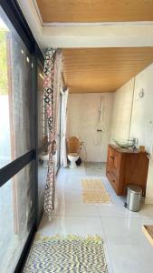 Ένα μπάνιο στο Harena Villa