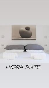 Ένα ή περισσότερα κρεβάτια σε δωμάτιο στο HYDRA Suite +7 φωτογραφίες