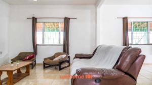 a living room with a couch and two chairs at Casa ampla com lazer completo na Regiao dos Lagos in São Pedro da Aldeia