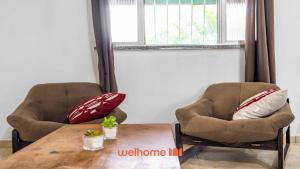 two chairs and a table in a living room at Casa ampla com lazer completo na Regiao dos Lagos in São Pedro da Aldeia +34 photos