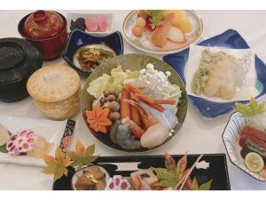 Una mesa cubierta con platos de comida sobre una mesa. en Hotel Tetora Resort Tateyama Kokusai - Vacation STAY 45300v, en Tateyama