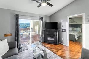 TV a/nebo společenská místnost v ubytování The Cove 5-5 By SDC, Big Deck, Pool, Hot Tub, Lake View + 79 fotografií