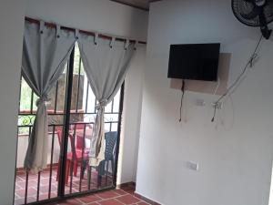 Curitagua Hotel Campestre的电视和/或娱乐中心