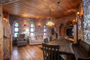Una sala de estar con una mesa, un sofá y un televisor. en The Castles on Schweitzer, en Sandpoint