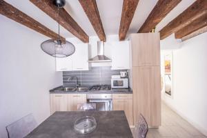 une cuisine avec des armoires en bois et un comptoir dans l'établissement La Vida by Venicevillas, à Venise