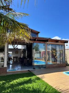 a house with a glass extension with a patio at Iron House in Chapada dos Guimarães