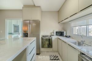 Dapur atau dapur kecil di Apto 3 Suites a 600m da praia em Porto Belo PDP904
