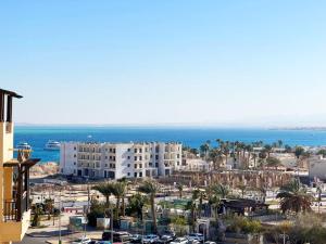 uitzicht op een stad met gebouwen en de oceaan bij Apartment Aldau in Hurghada