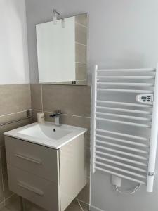 Et badeværelse på Villa entière piscine jacuzzi venelles