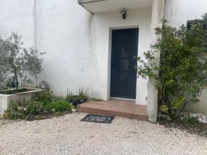 En have udenfor Villa entière piscine jacuzzi venelles