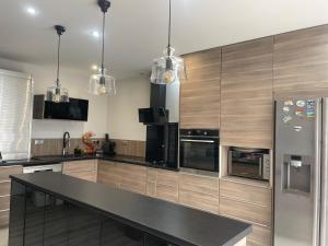 Køkken eller tekøkken på Villa entière piscine jacuzzi venelles