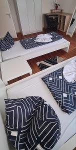 zwei Betten in einem Zimmer mit Kissen darauf in der Unterkunft Möblierte 3-Zimmer-Wohnung im Herz von Schwandorf! in Schwandorf in Bayern