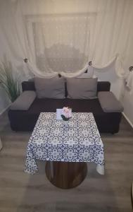 ein Wohnzimmer mit Tisch und Couch in der Unterkunft Möblierte 3-Zimmer-Wohnung im Herz von Schwandorf! in Schwandorf in Bayern + 2 Fotos