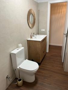 ein Badezimmer mit Toilette und Waschbecken in der Unterkunft Casa Las Salinas del Norte 1 in Caleta de Interián