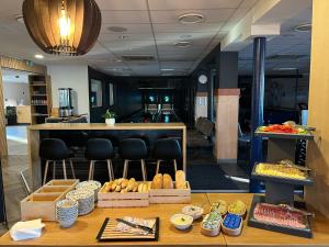 Makanan di atau berdekatan hotel