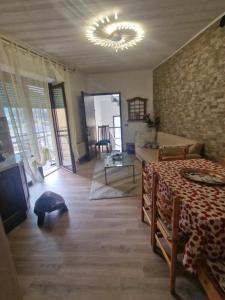 Pokój z łóżkiem i salonem ze stołem w obiekcie Casa Vacanze Peres diRotaGiorgio w mieście Piazza Brembana