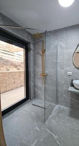 Bany a Black Roof 100 fotos més