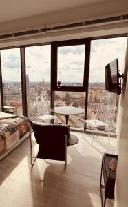 una camera con letto e vista sulla città di Hanza Tower, Apartament LESS IS MORE 15TH basen Sauna Spa a Stettino Altre 8 foto