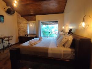 a bedroom with a large bed with a window at Estação 160 chalé Pico Agudo in Santo Antônio do Pinhal
