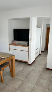 TV a/nebo společenská místnost v ubytování Amplio Departamento de dos habitaciones zona Hospital by Lofter