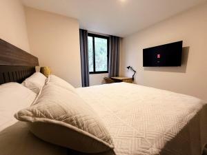 Uma cama ou camas num quarto em New and Luxurious Apt in Cipreses de San Ignacio