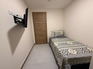 Uma cama ou camas num quarto em New and Luxurious Apt in Cipreses de San Ignacio