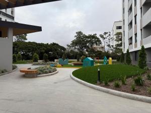 um parque com playground em um prédio em New and Luxurious Apt in Cipreses de San Ignacio em Tegucigalpa