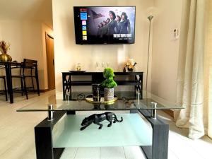 Uma televisão e/ou sistema de entretenimento em New and Luxurious Apt in Cipreses de San Ignacio