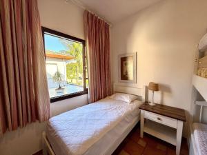 une petite chambre avec un lit et une fenêtre dans l'établissement Casa 10 Pessoas Riviera de São Lourenço, à Bertioga 16 autres photos
