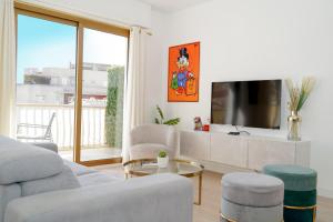 ボーソレイユにあるMonaco - Beautiful apartment 6-8 peopleのソファとテレビのあるリビングルーム
