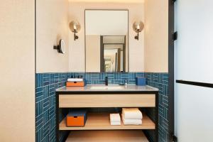 un bagno con lavandino e specchio di Four Points by Sheraton Shenzhen, Guangming a Shenzhen