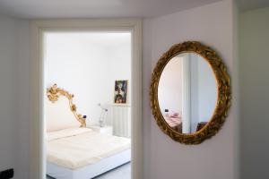 Letto o letti in una camera di Heavenly Views on Lake Como - Terrace & Hot Tub