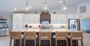 Η κουζίνα ή μικρή κουζίνα στο Marco Island Waterfront Escape with Pool