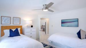 Ένα ή περισσότερα κρεβάτια σε δωμάτιο στο Marco Island Waterfront Escape with Pool