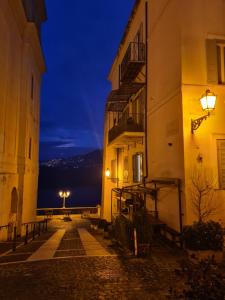 una calle por la noche con vistas al océano en Lilly & il Vagabondo, en Castel Gandolfo