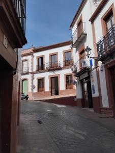 an empty street in a town with buildings at Apartamento Centro in Montoro