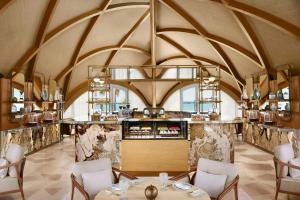 Restaurace v ubytování Nujuma, a Ritz-Carlton Reserve