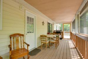Φωτογραφία από το άλμπουμ του Screened Porch Forested Tamassee Escape! σε Salem