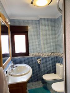 Bilik mandi di Lore etxea precioso apartamento soleado y con vistas mar y montaña