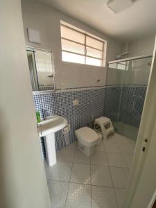 ein Badezimmer mit Toilette, Waschbecken und Dusche in der Unterkunft Aguas de Lindoia pertinho de tudo in Águas de Lindóia + 15 Fotos