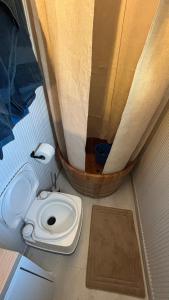 Ένα μπάνιο στο Oh, Mon Bateau! No running water, bez tekuce vode +29 φωτογραφίες