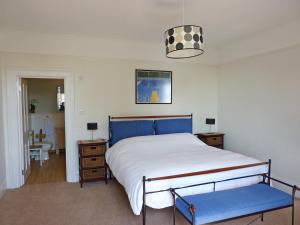 Broadstairs House Boutique B&B By The Sea tesisinde bir odada yatak veya yataklar