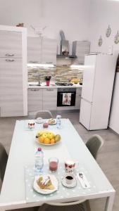 巴勒莫Tourist House Palermo的厨房里一张带一盘食物的白色桌子 更多33张照片