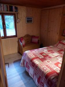 Ένα ή περισσότερα κρεβάτια σε δωμάτιο στο Les Vardasses - Chalet typique avec jardin et vue sur les montagnes