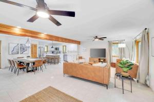 Una sala de estar con un sofá y un comedor. en Woodlands Hideaway- Hot Tub Grill & Games, en Albrightsville
