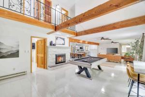 sala de estar con mesa de billar y chimenea en Woodlands Hideaway- Hot Tub Grill & Games, en Albrightsville